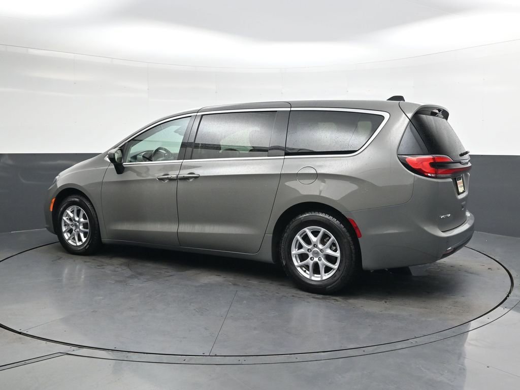 Used 2023 Chrysler Pacifica Touring-L image 7