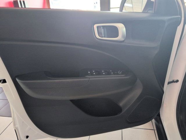Used 2025 Hyundai Venue SEL FWD image 11