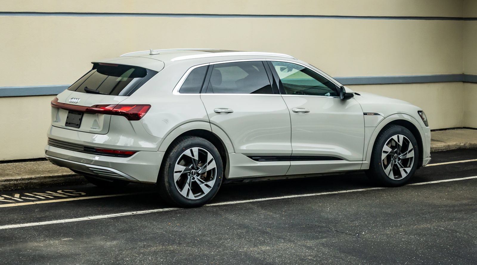 Used 2022 Audi e-tron Premium AWD/4WD image 8