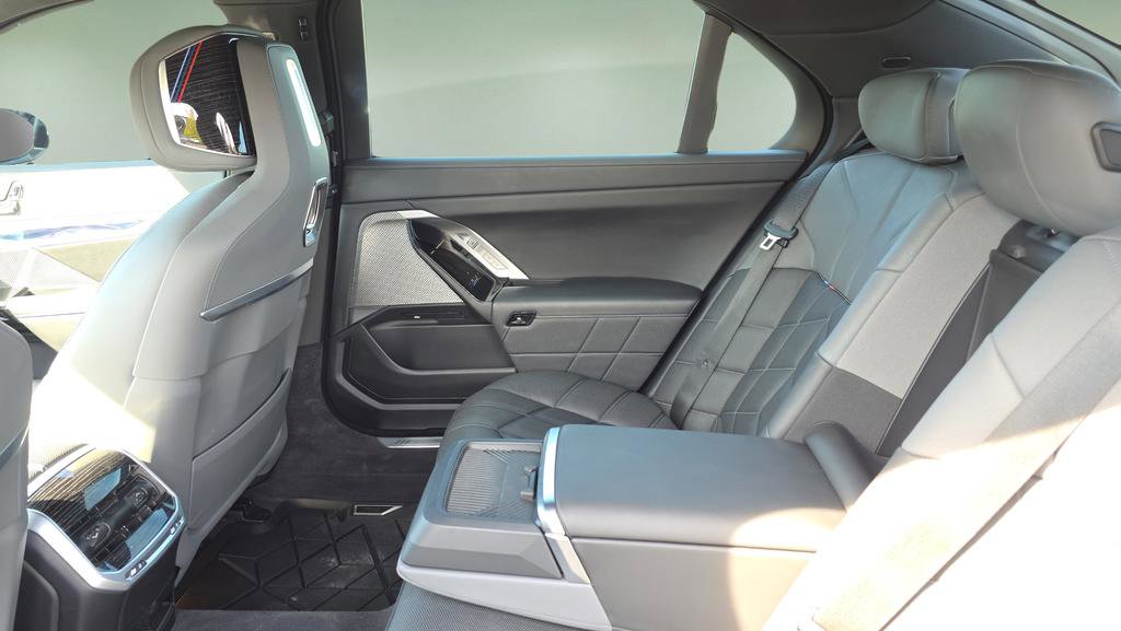 Used 2025 BMW 760i xDrive w/ Premium Package image 31