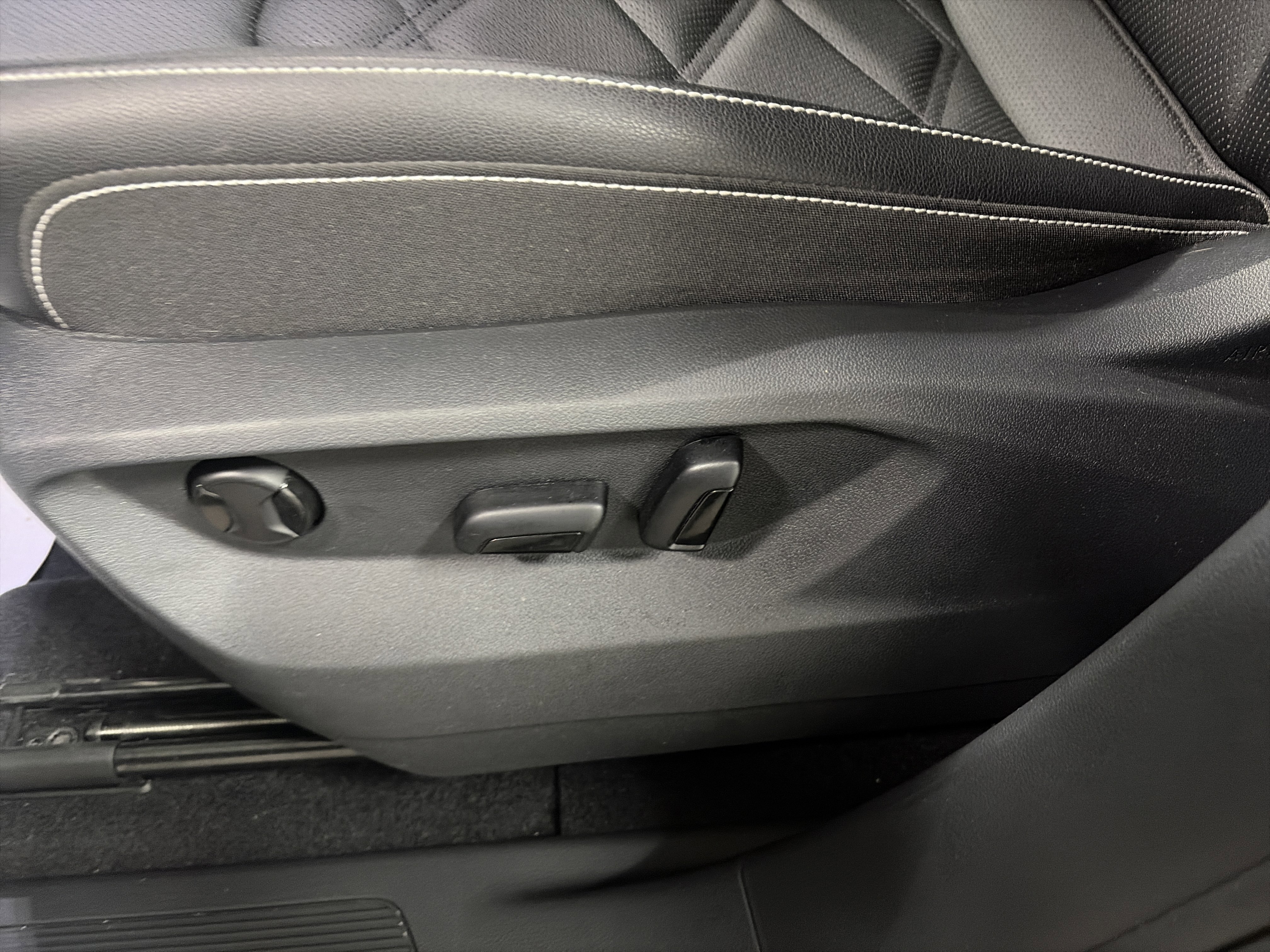 Certified 2025 Volkswagen Atlas SE AWD/4WD image 12