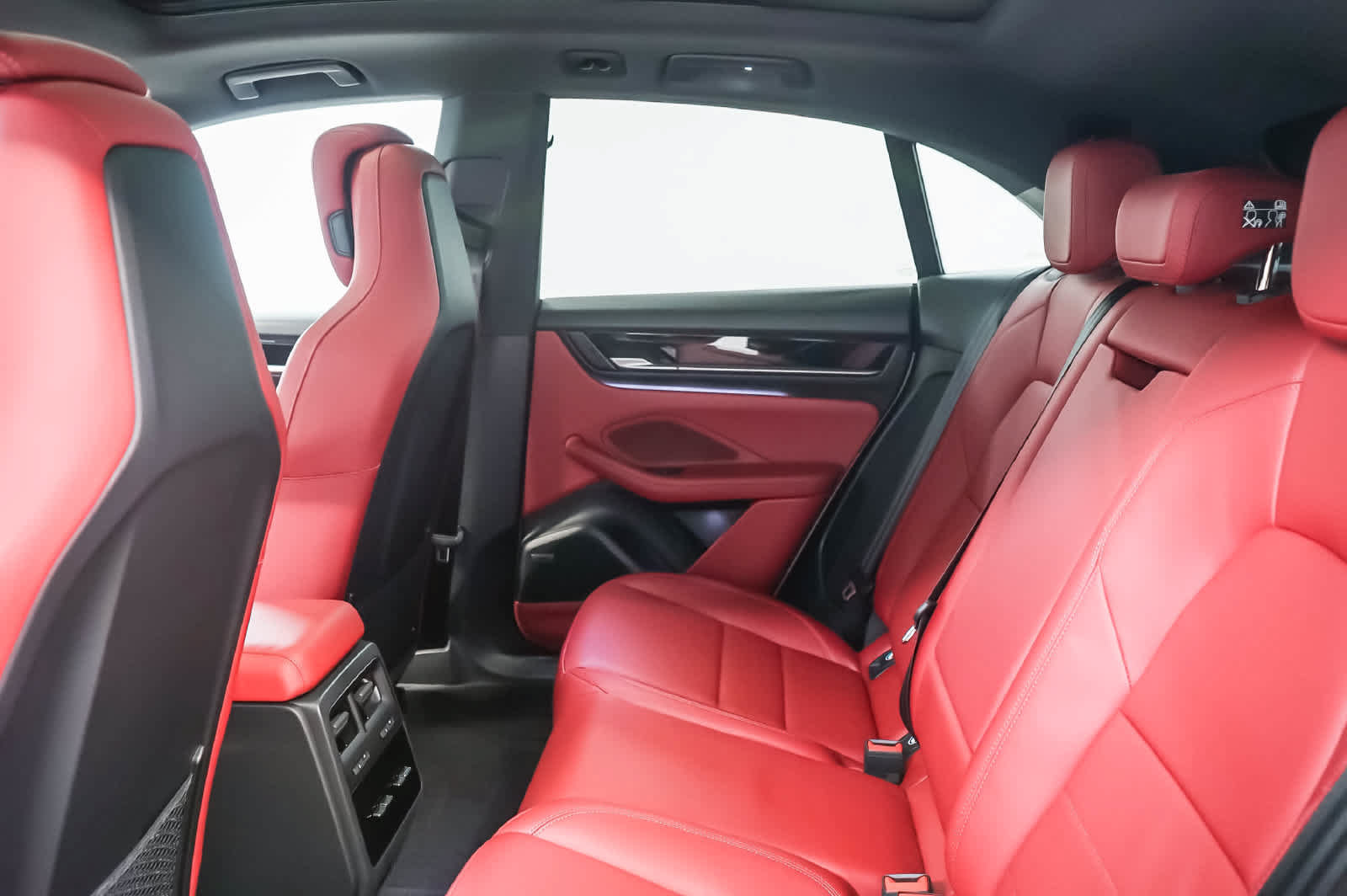 Certified 2025 Porsche Macan 4S Electric AWD/4WD image 24