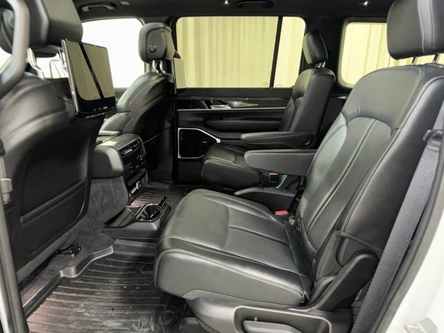 Used 2022 Jeep Wagoneer Series III w/ Premium Group I AWD/4WD image 18