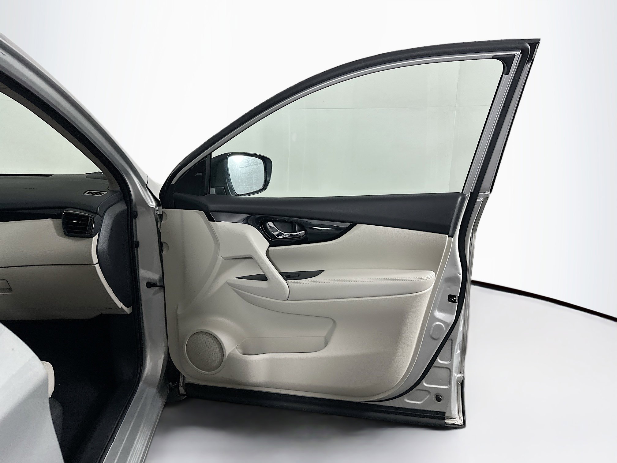 Used 2022 Nissan Rogue Sport SL image 31