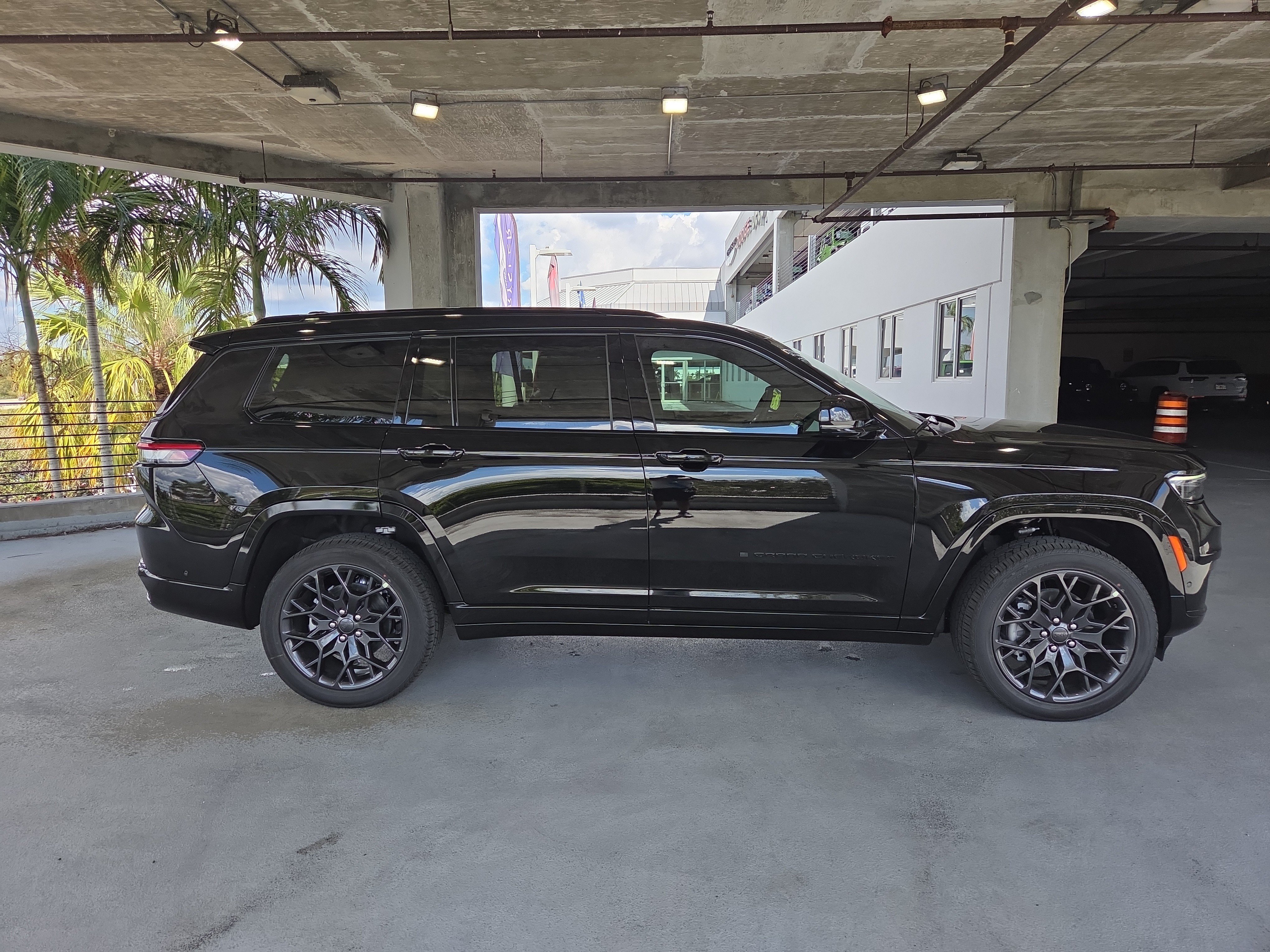 New 2025 Jeep Grand Cherokee L Summit AWD/4WD image 4