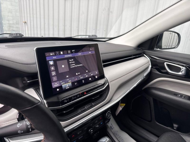 Used 2022 Jeep Compass Limited image 22