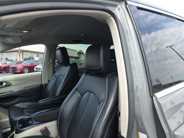 Used 2023 Chrysler Pacifica Touring-L FWD image 14
