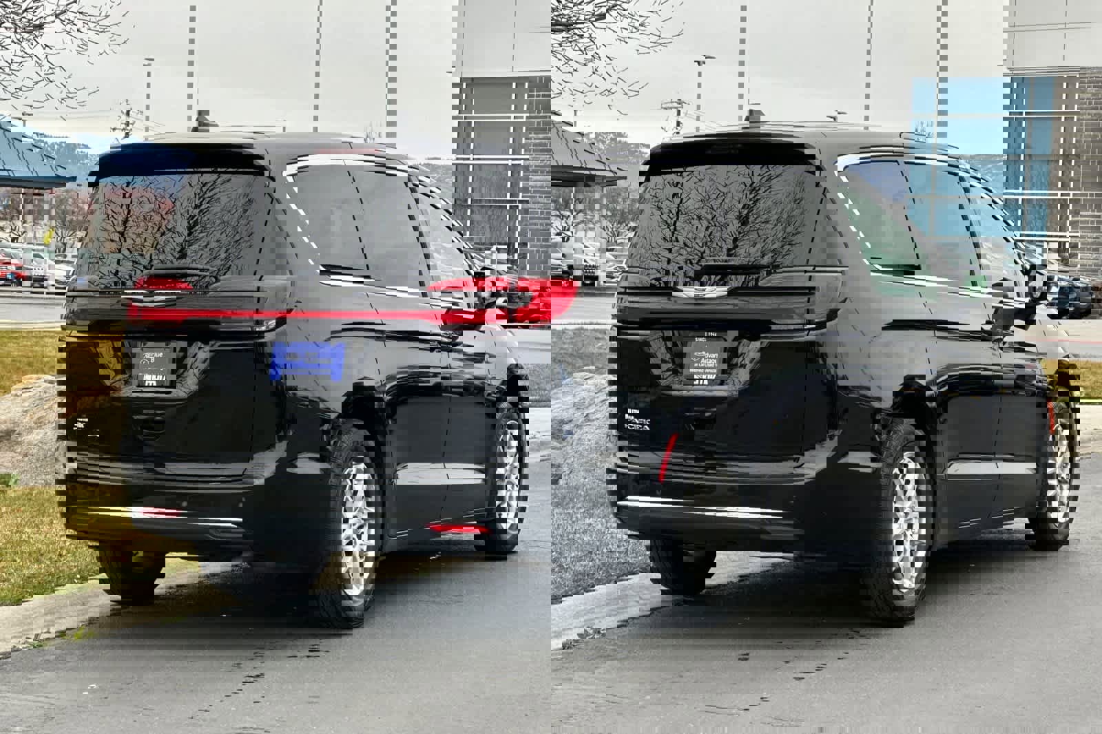 Used 2024 Chrysler Pacifica Touring-L image 2