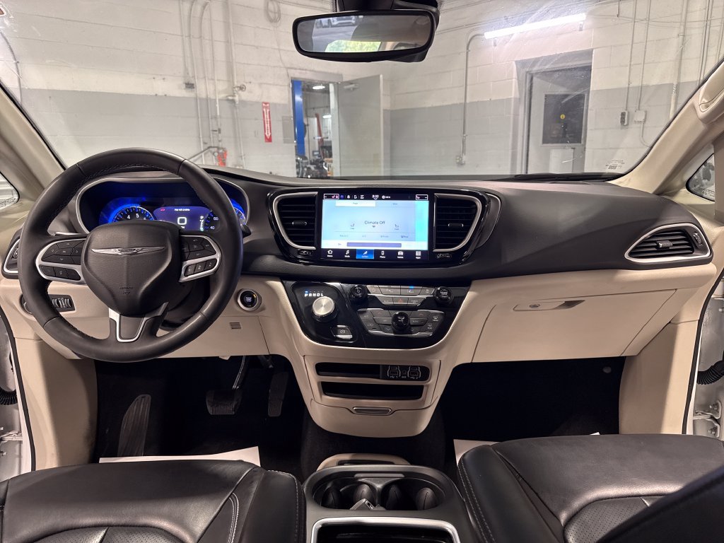 Used 2023 Chrysler Pacifica Touring-L FWD image 37