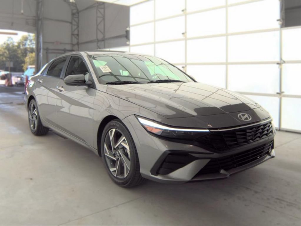Used 2025 Hyundai Elantra Sport FWD image 4