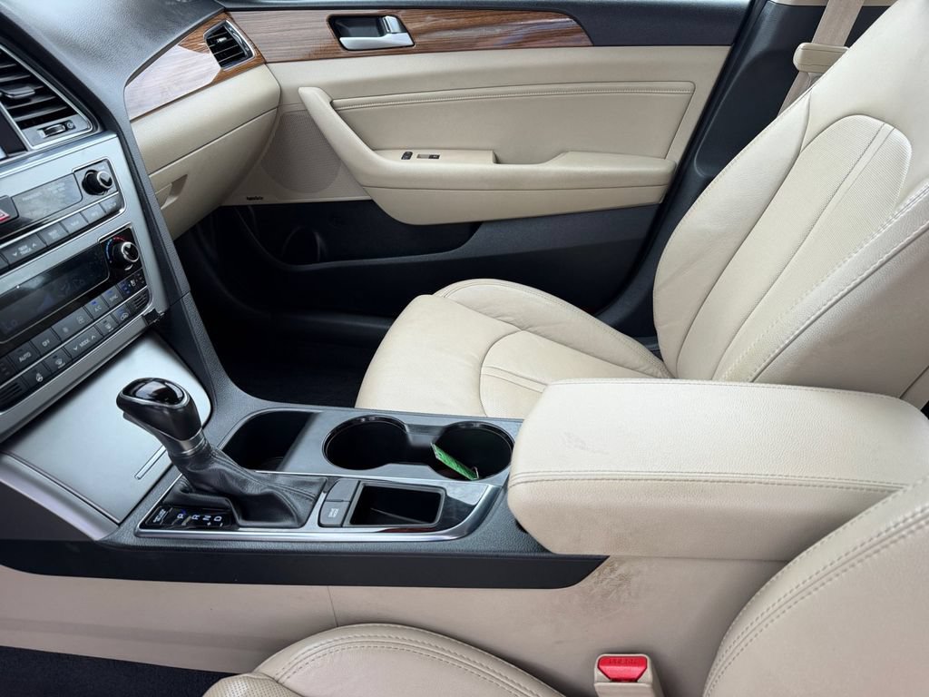 Used 2015 Hyundai Sonata Limited w/ Option Group 05 FWD image 12