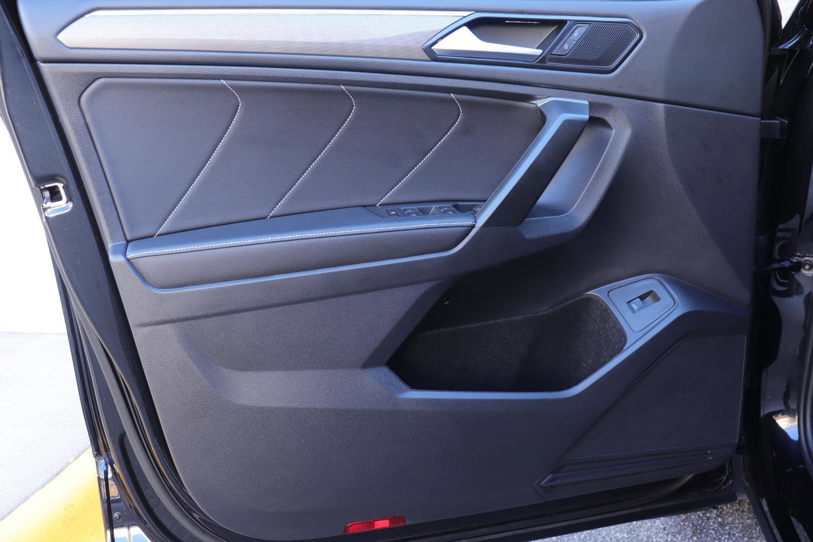 Used 2024 Volkswagen Tiguan SE R-Line image 10