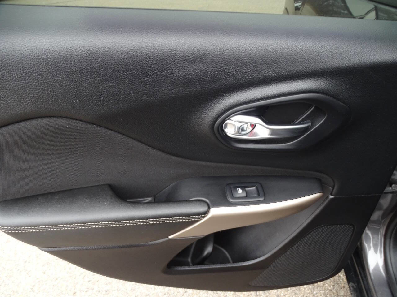 Used 2018 Jeep Cherokee Latitude w/ Quick Order Package 26T image 30