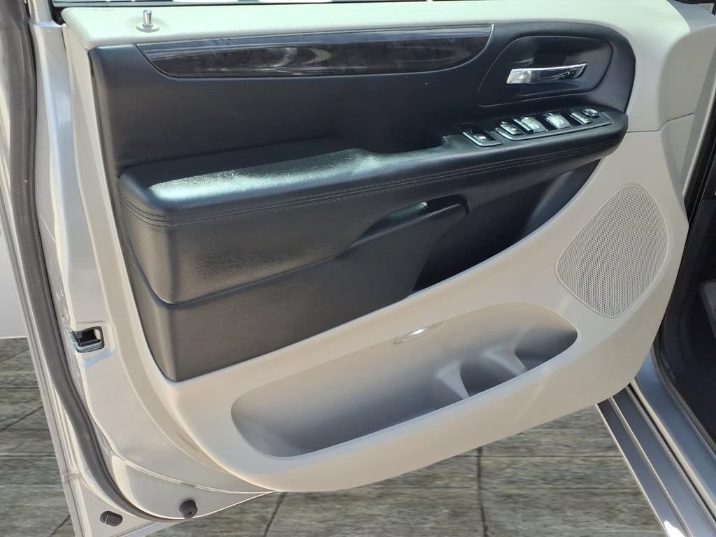 Used 2018 Dodge Grand Caravan SE w/ UConnect Hands-Free Group FWD image 13