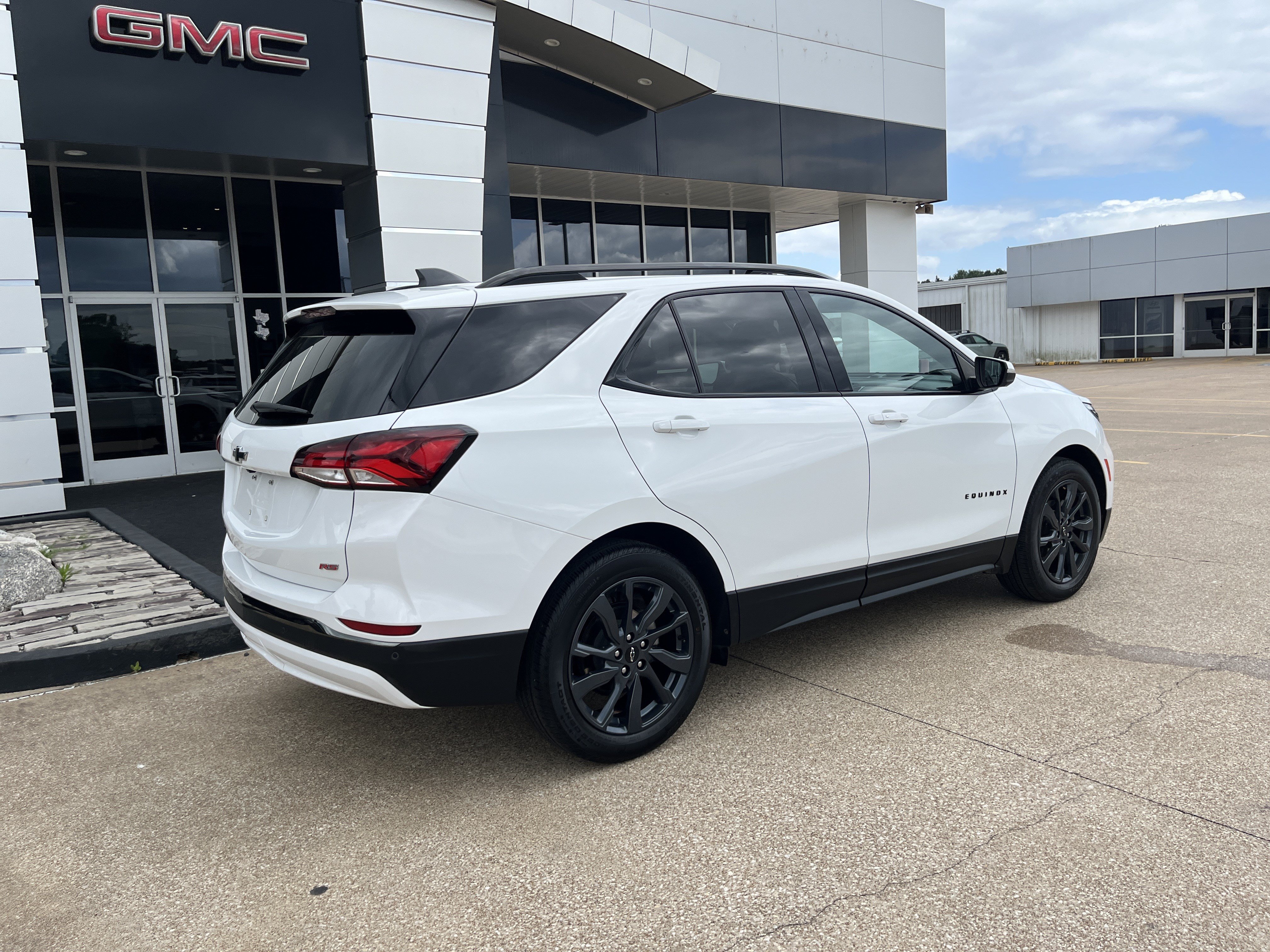 Used 2022 Chevrolet Equinox RS w/ RS Leather Package FWD image 3