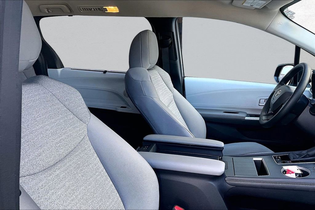 Certified 2026 Toyota Sienna LE image 30