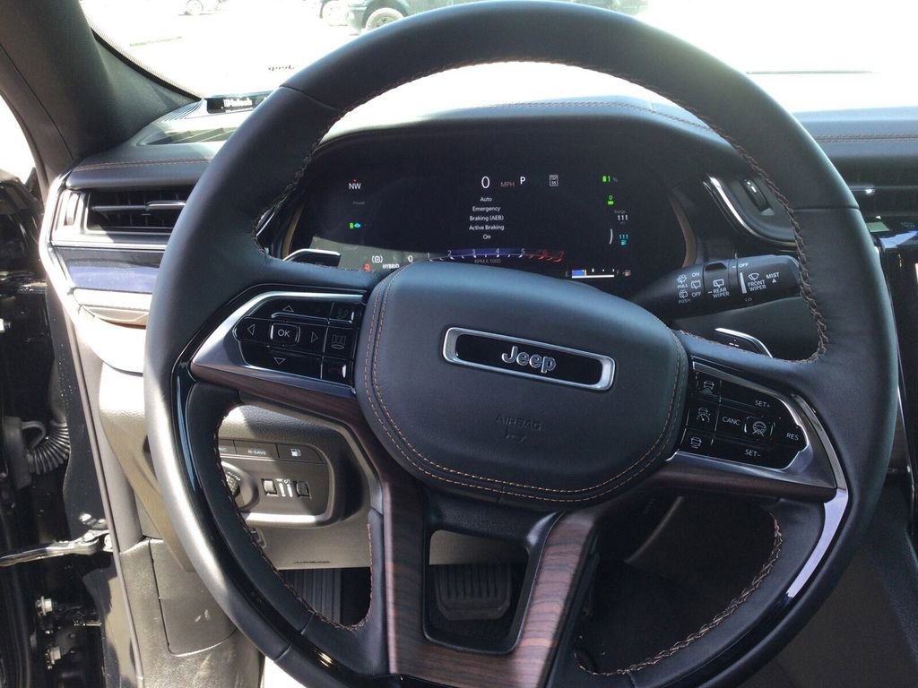 New 2023 Jeep Grand Cherokee Summit w/ Advanced Protech Group IV AWD/4WD image 9
