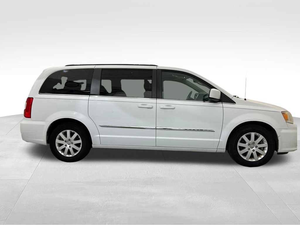 Used 2014 Chrysler Town & Country Touring FWD image 7
