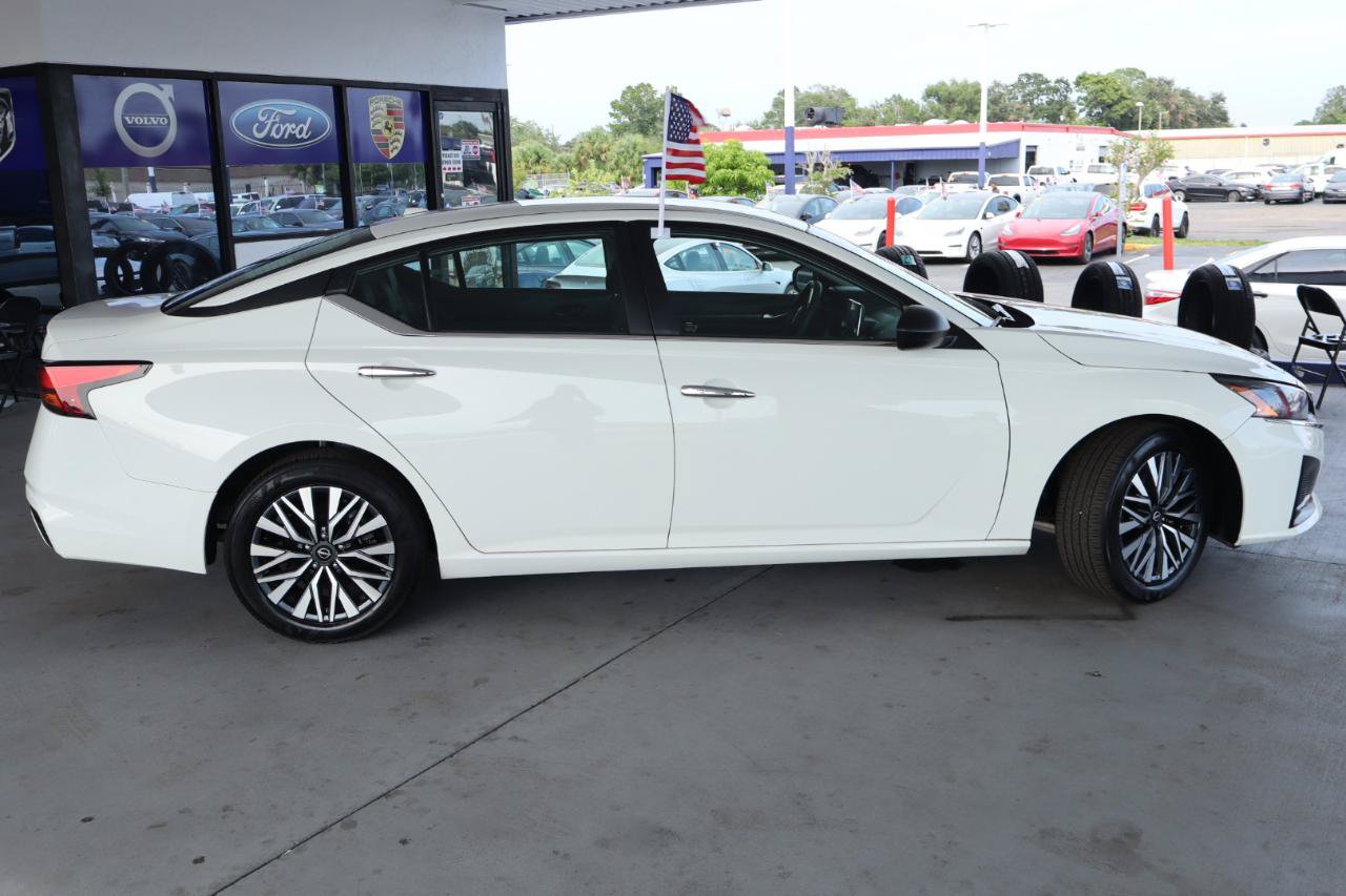 Used 2025 Nissan Altima 2.5 SV FWD image 4
