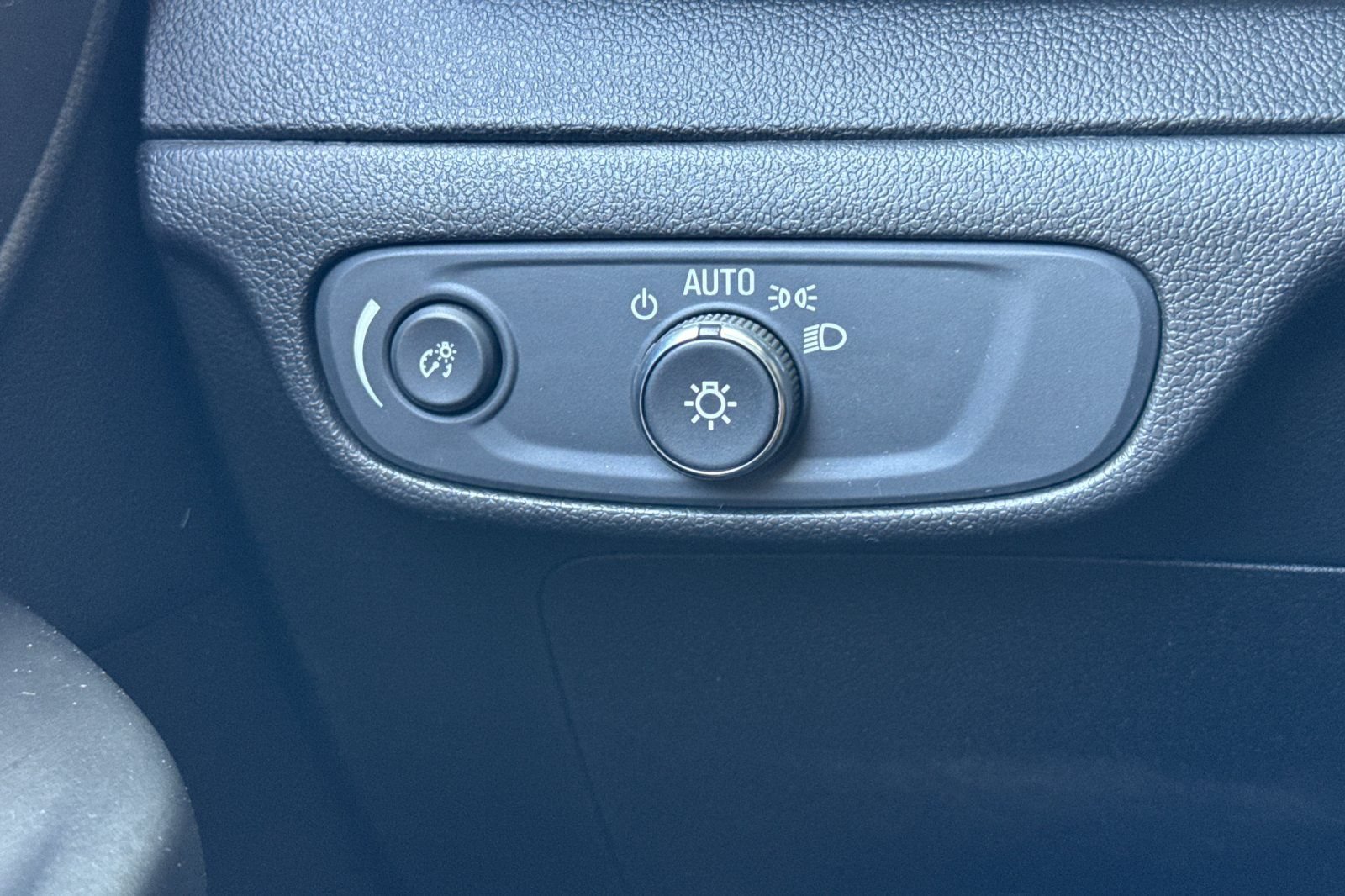 Used 2023 Chevrolet Bolt LT w/ Infotainment Package FWD image 39