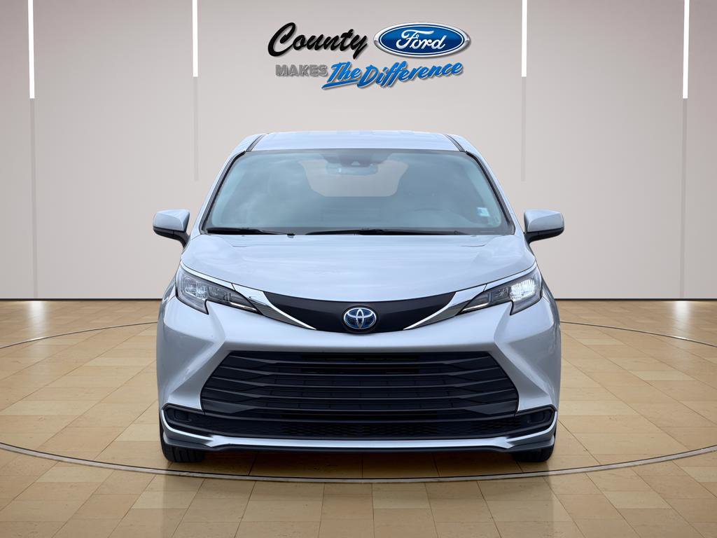 Used 2025 Toyota Sienna LE FWD image 12