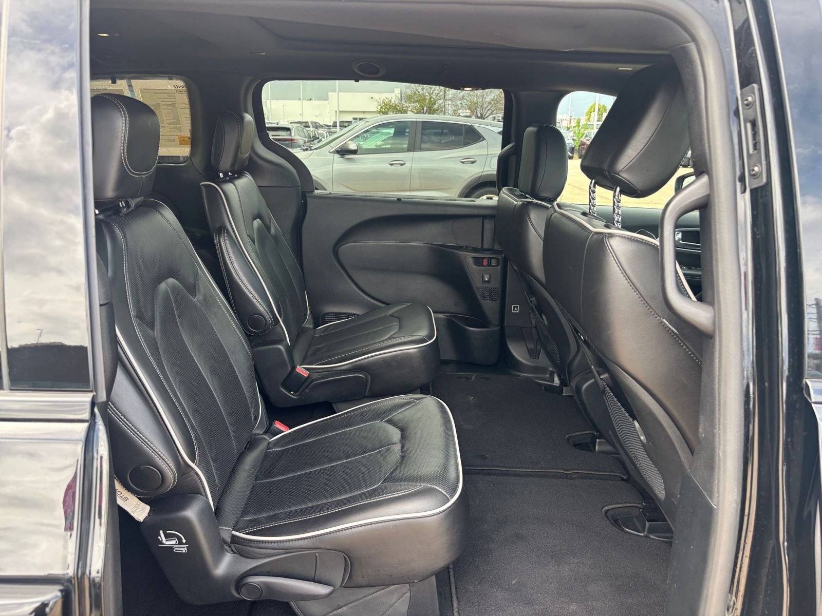 Used 2025 Chrysler Pacifica Limited FWD image 28