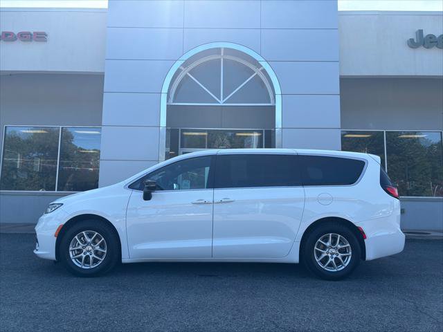 Certified 2025 Chrysler Pacifica Select FWD image 3