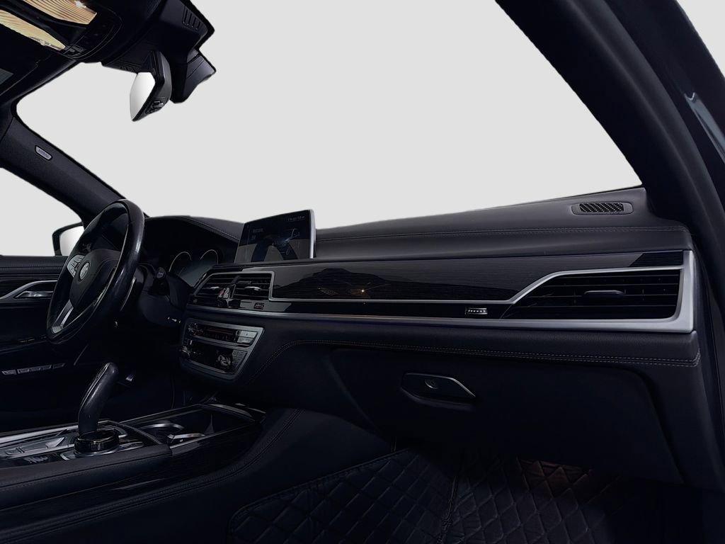 Used 2017 BMW 750i xDrive image 32