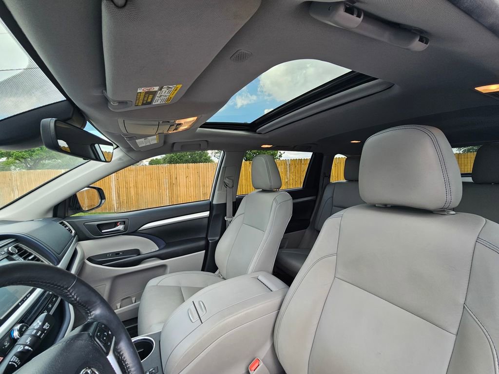 Used 2019 Toyota Highlander XLE FWD image 19