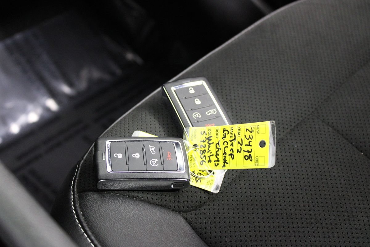 Used 2022 Jeep Grand Cherokee Altitude RWD image 21