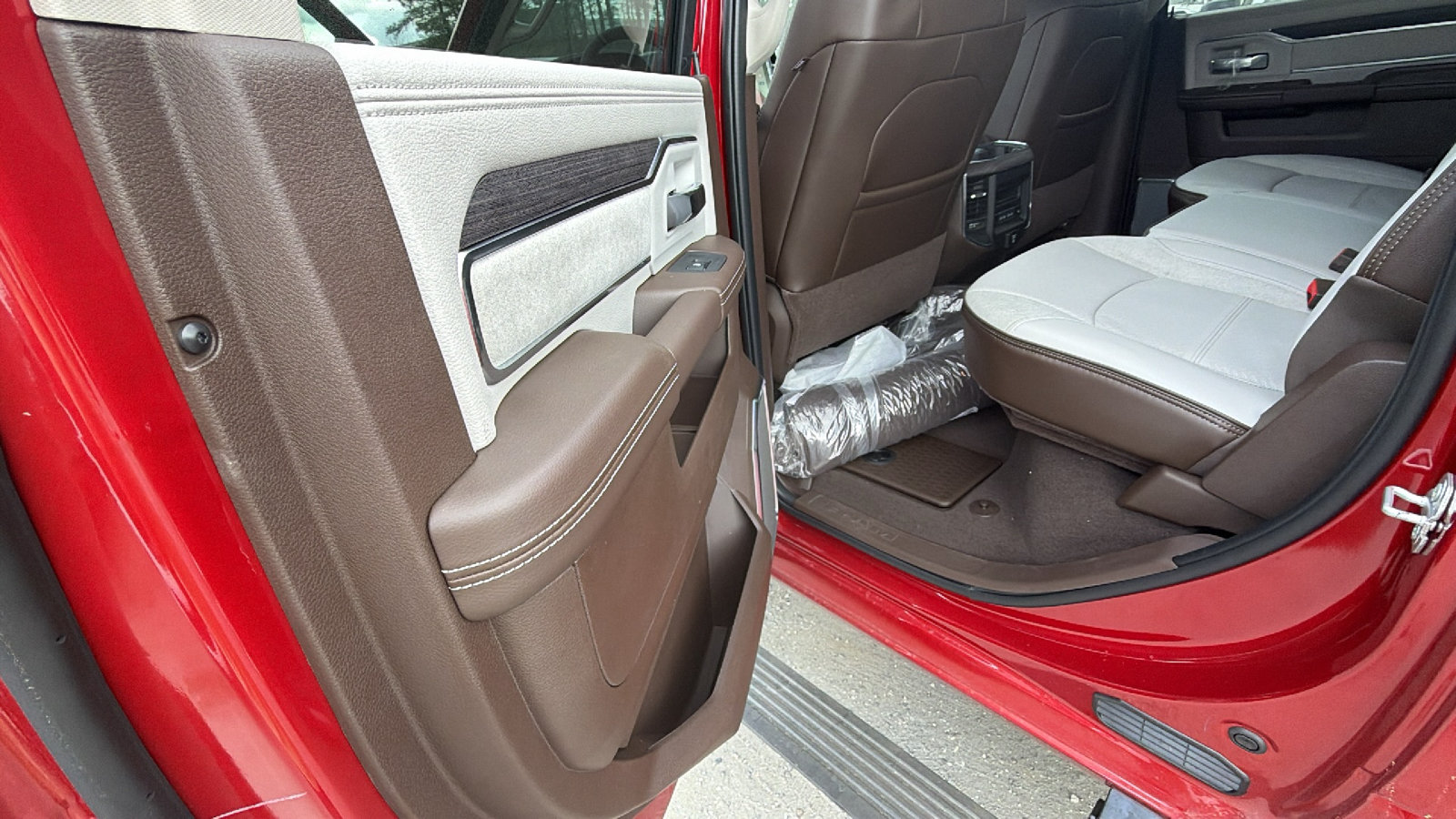 New 2026 RAM 2500 Laramie AWD/4WD image 18
