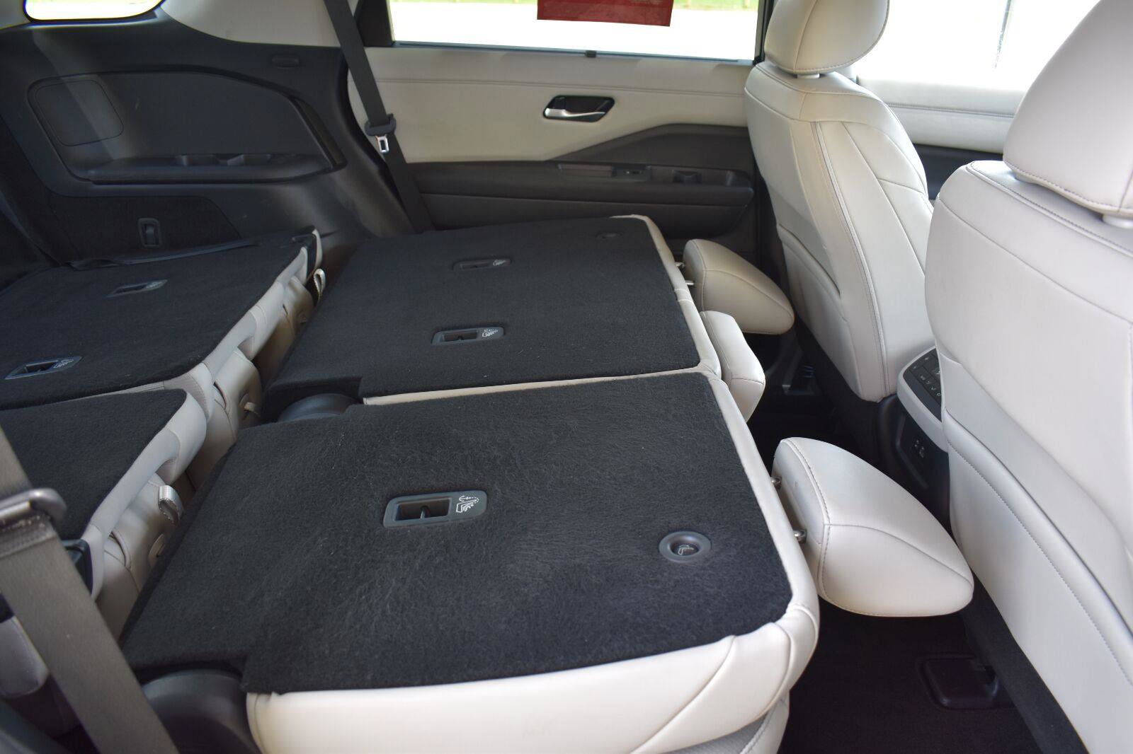Used 2025 Nissan Pathfinder SL FWD image 69