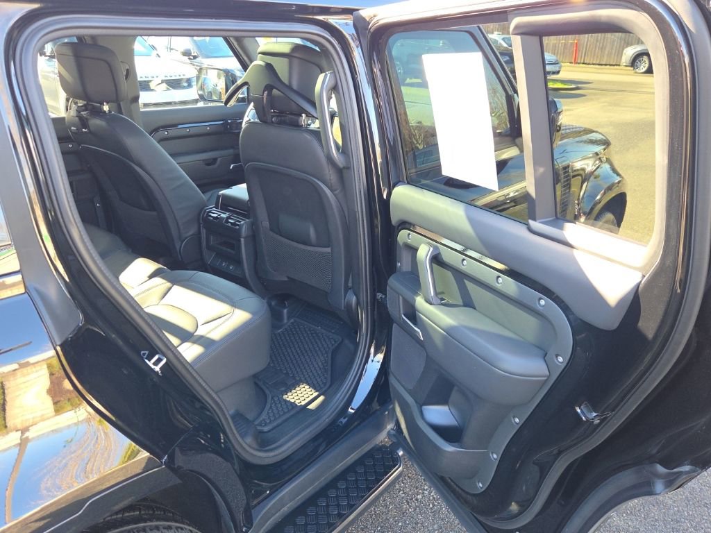 Used 2025 Land Rover Defender 110 X-Dynamic SE image 17
