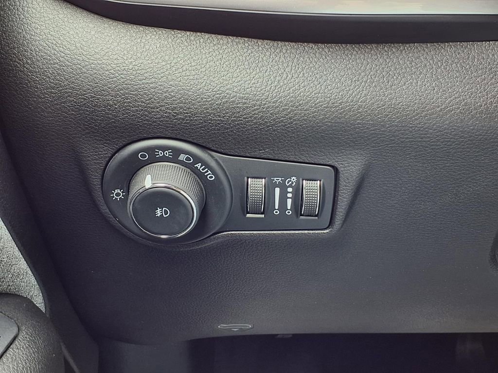 Used 2025 Jeep Compass Latitude AWD/4WD image 16