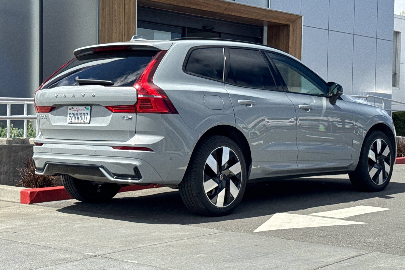 Used 2025 Volvo XC60 T8 Plus w/ Climate Package AWD/4WD image 2