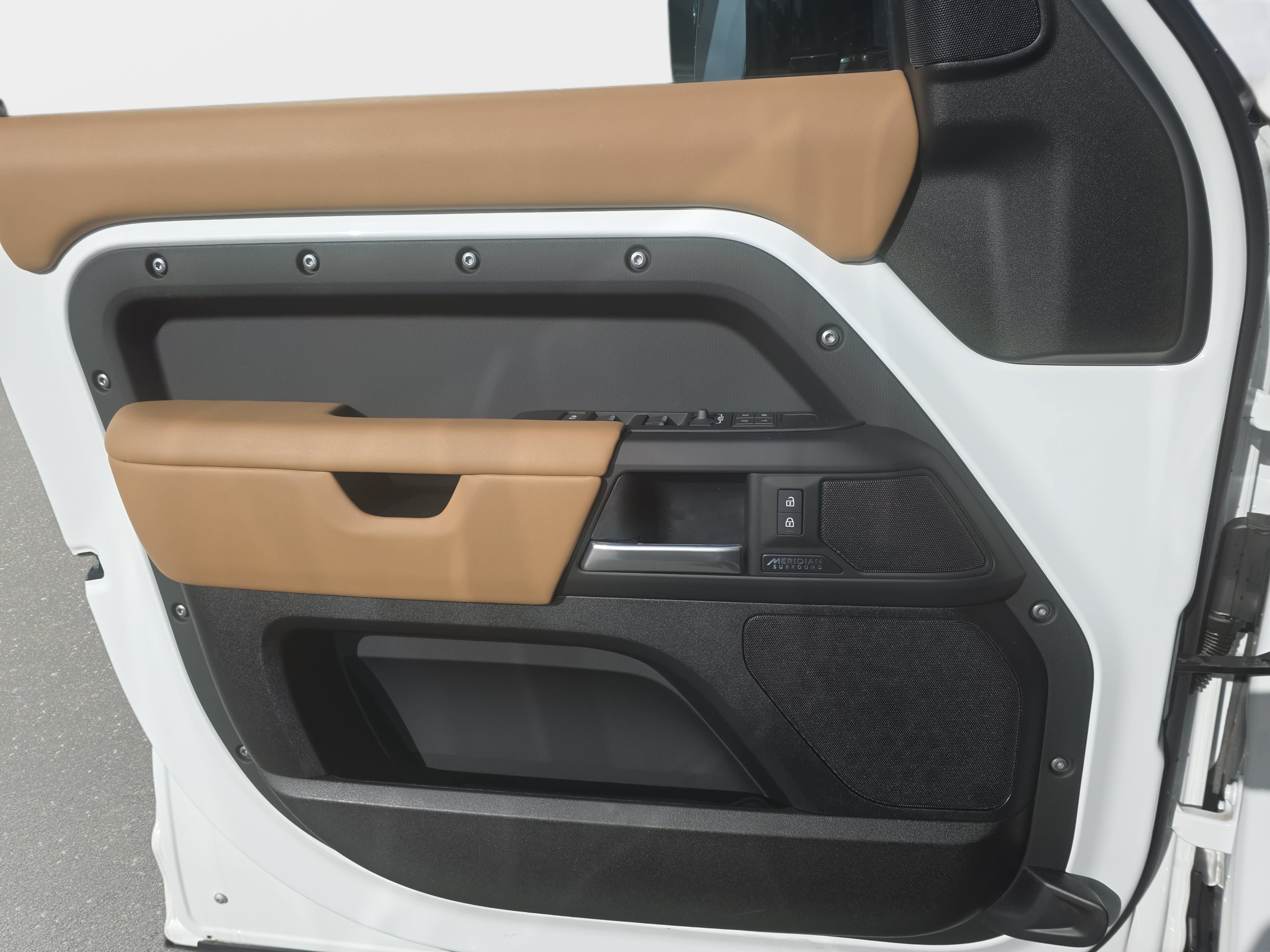 New 2026 Land Rover Defender 130 X-Dynamic SE AWD/4WD image 27