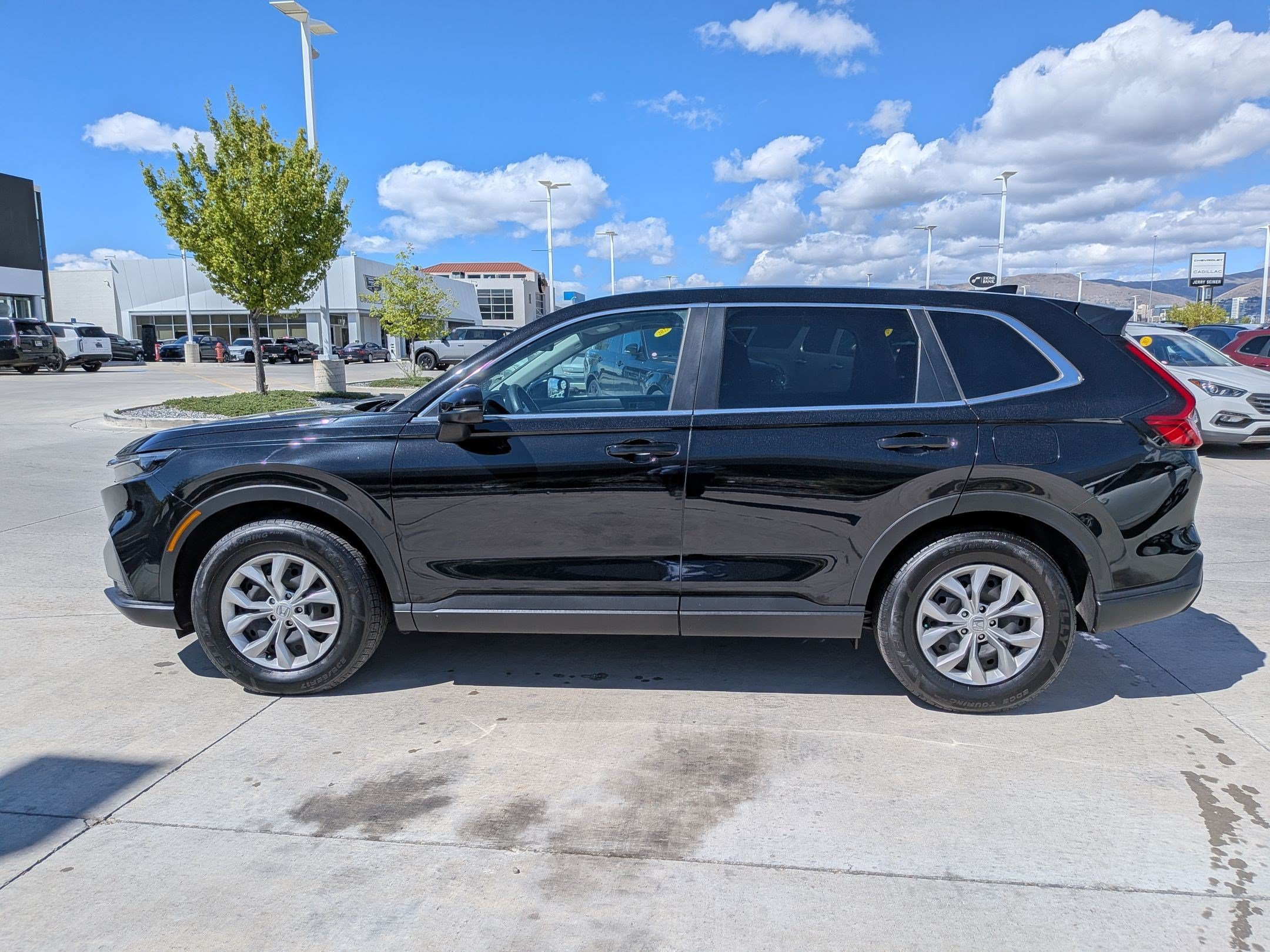 Used 2025 Honda CR-V LX image 3