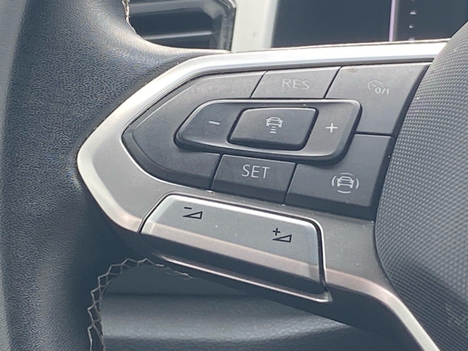 Certified 2023 Volkswagen Atlas Cross Sport SE w/ Panoramic Sunroof Package AWD/4WD image 6