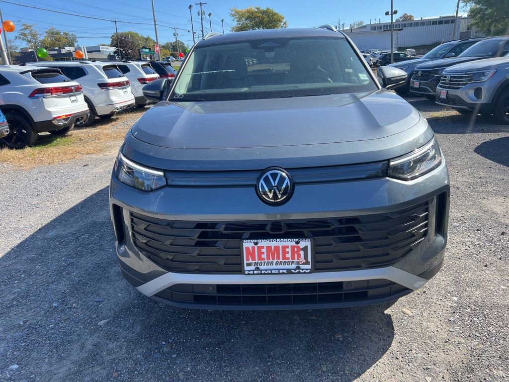 New 2025 Volkswagen Tiguan SE image 2