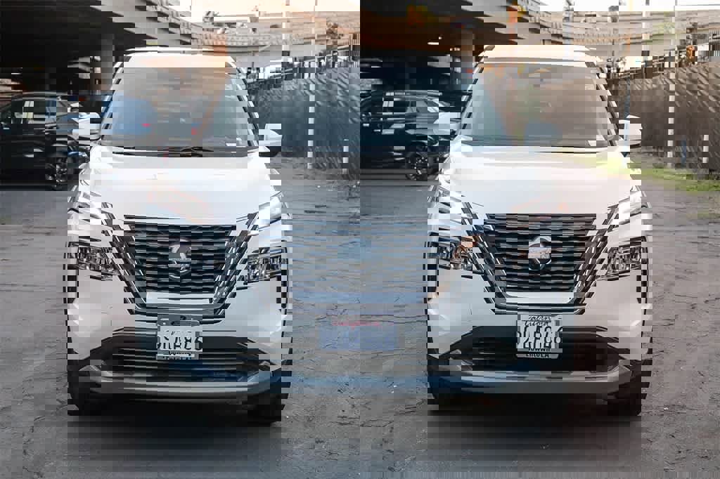 Used 2023 Nissan Rogue SV image 2