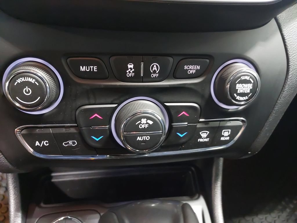 Used 2019 Jeep Cherokee Trailhawk w/ Comfort/Convenience Group AWD/4WD image 20