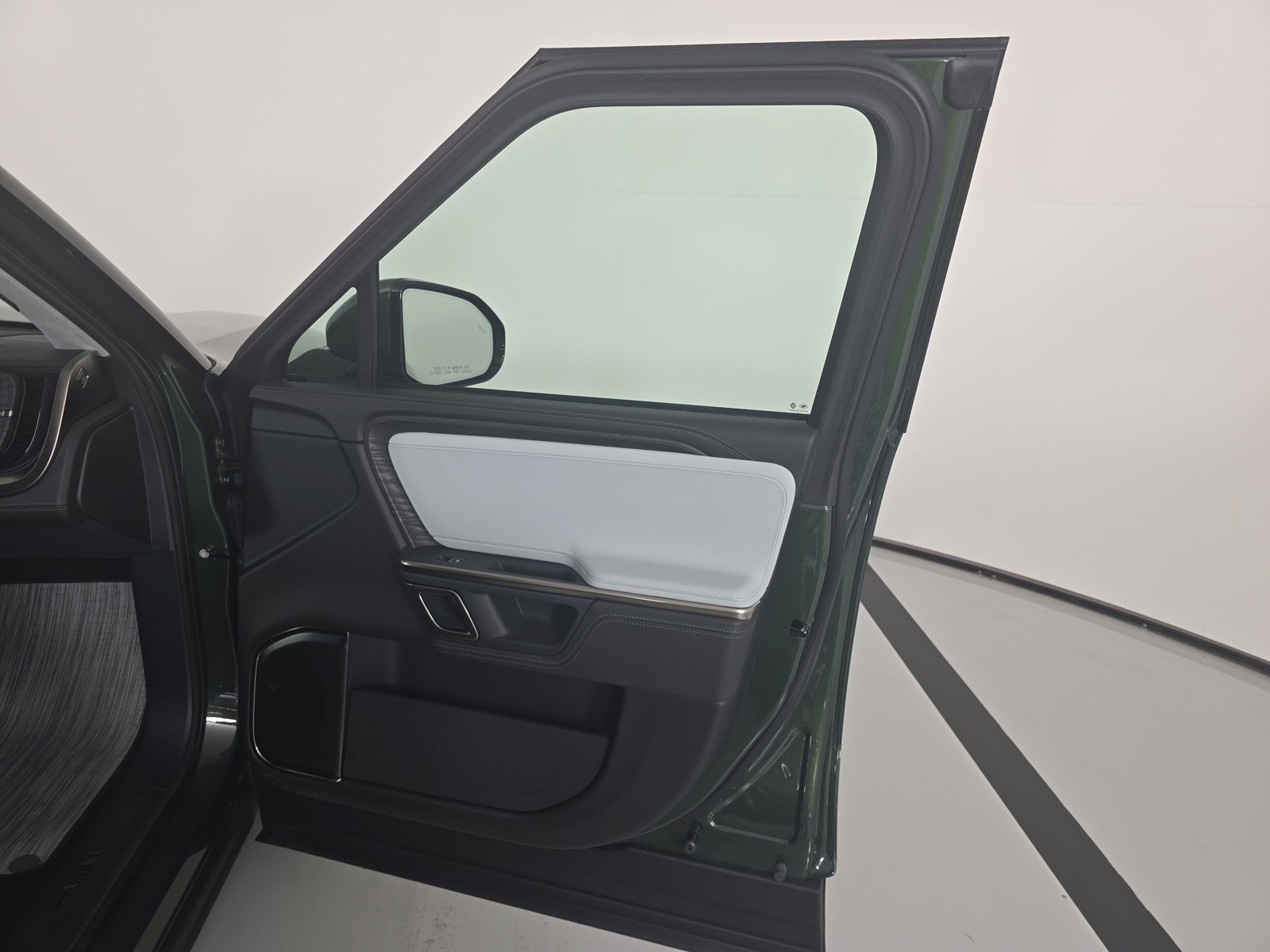 Used 2024 Rivian R1S Adventure image 18