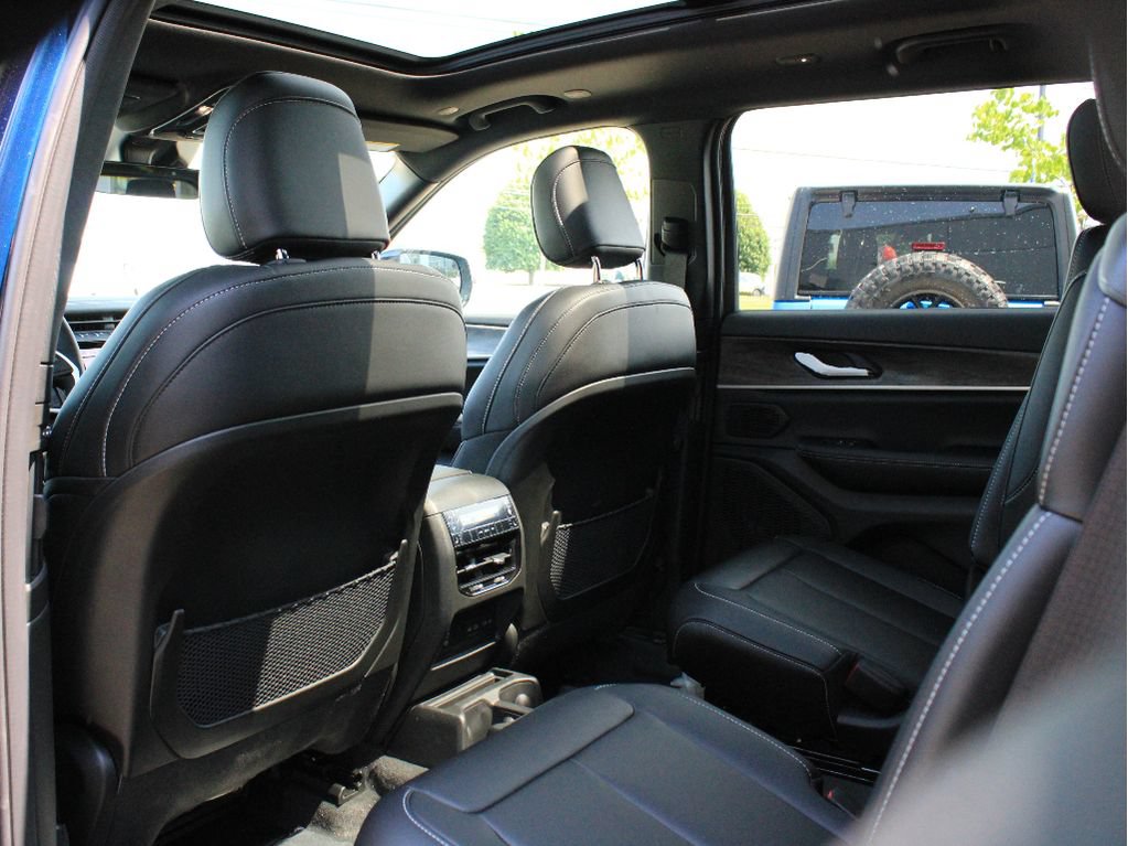 New 2026 Jeep Grand Cherokee L Limited w/ Limited Altitude Package AWD/4WD image 32