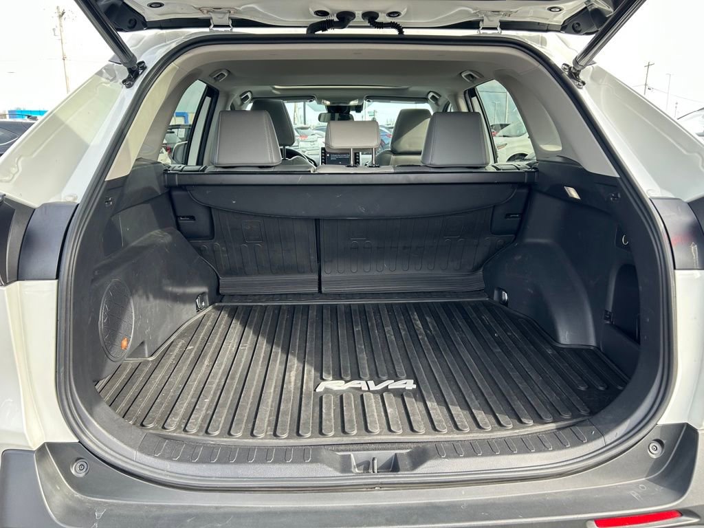 Used 2022 Toyota RAV4 XLE Premium image 16
