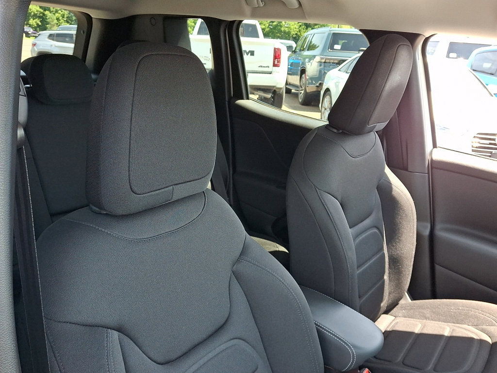 Certified 2022 Jeep Renegade Latitude w/ Convenience Group AWD/4WD image 13