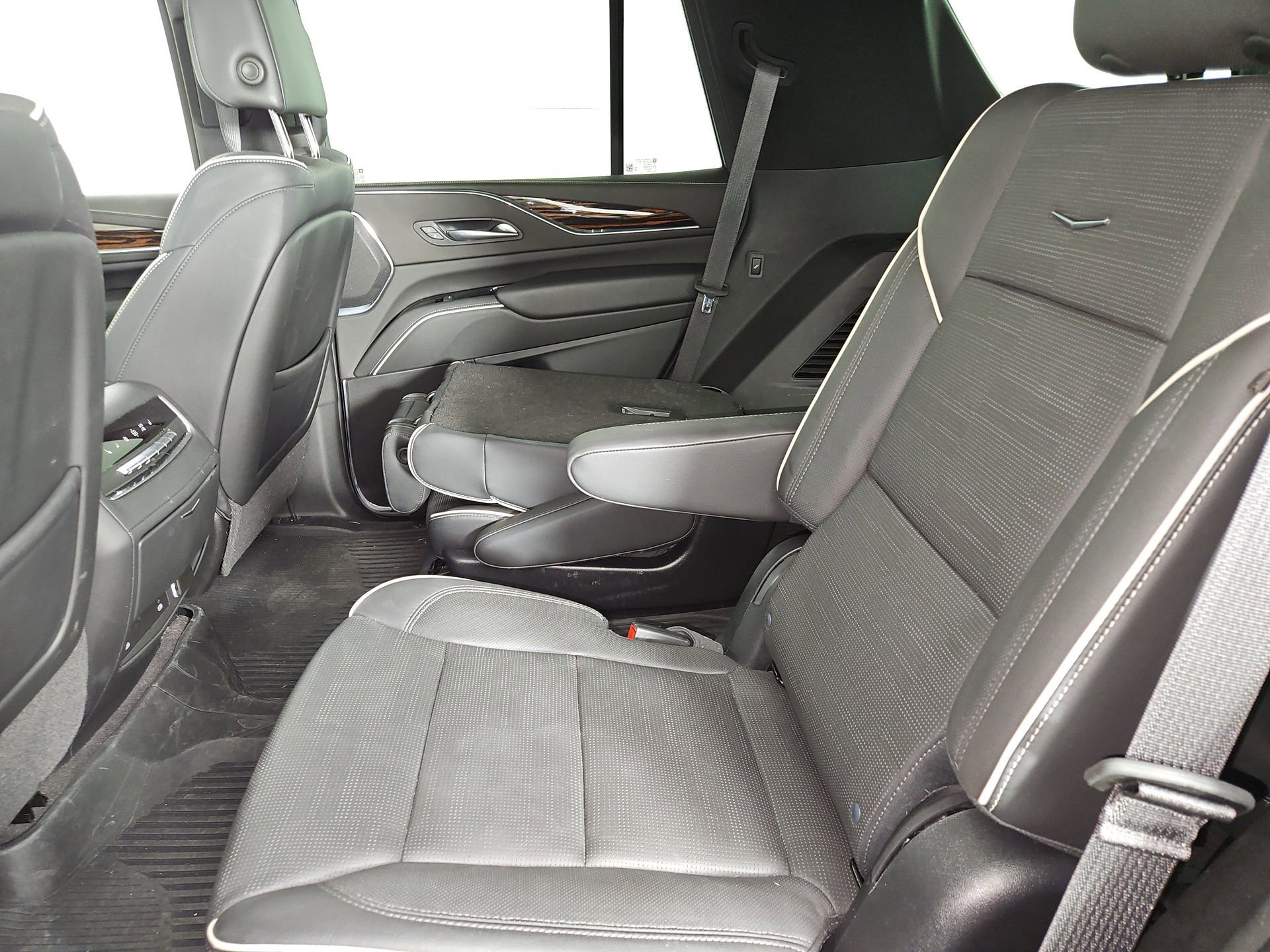 Used 2023 Cadillac Escalade Premium Luxury AWD/4WD image 38