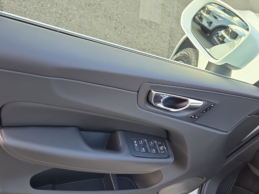 Certified 2023 Volvo XC60 B5 Plus image 3