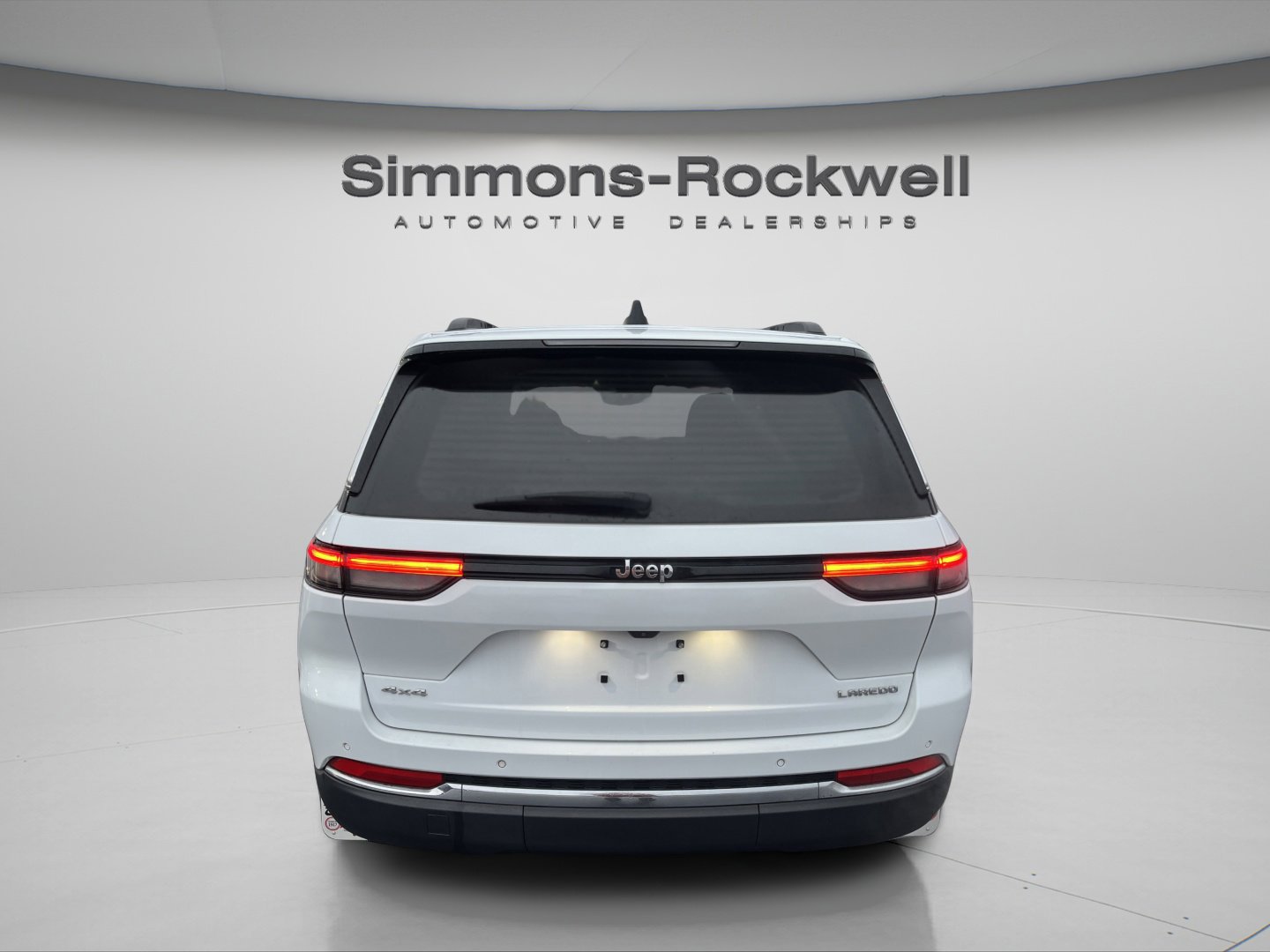 Used 2023 Jeep Grand Cherokee Laredo X image 6