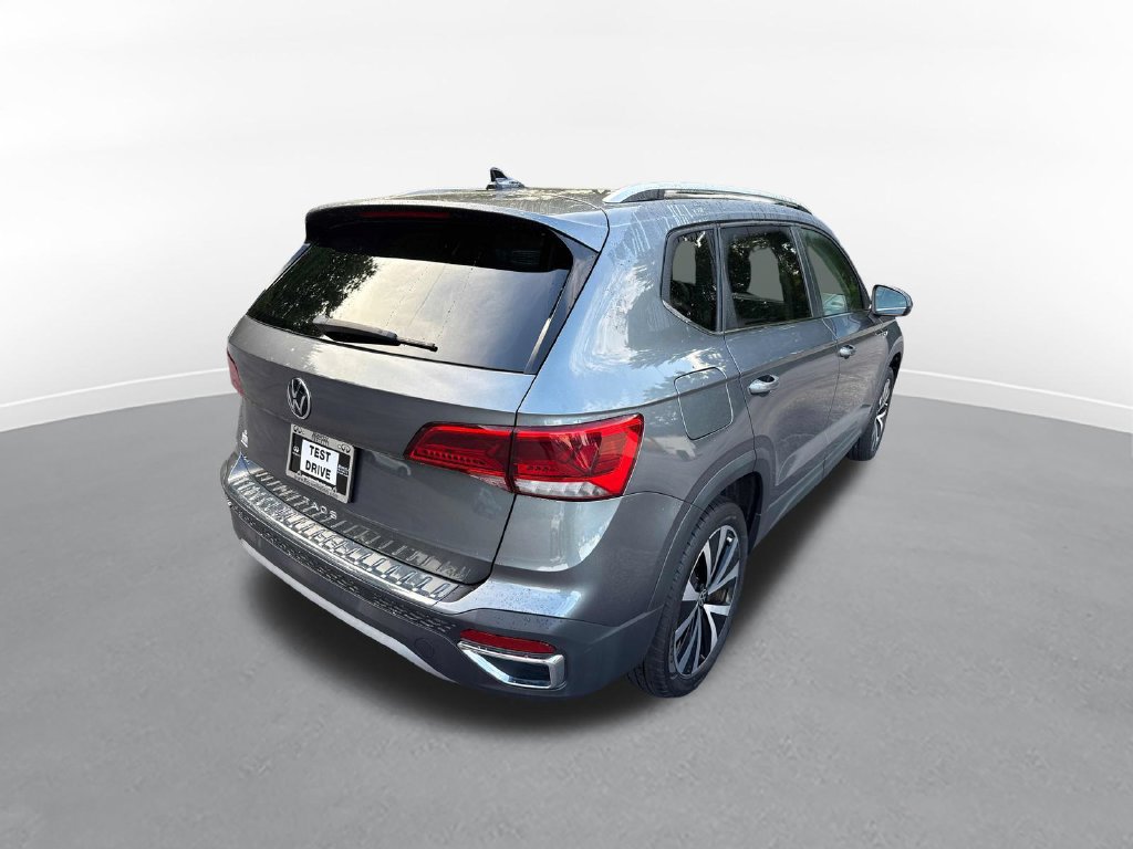 Used 2023 Volkswagen Taos SE w/ Panoramic Sunroof Package FWD image 6