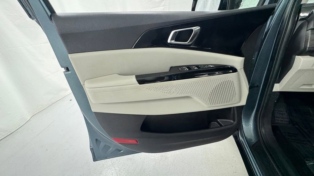 Used 2024 Kia Carnival EX FWD image 20